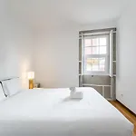 Guestready - Modern Duplex, Neo-classical Building *