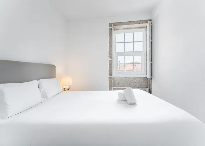 Guestready - Modern Duplex, Neo-classical Building