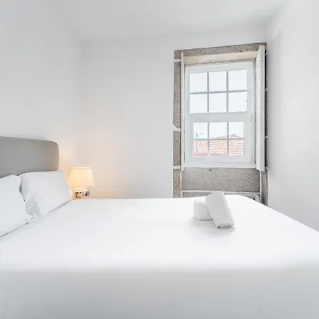 Guestready - Modern Duplex, Neo-classical Building