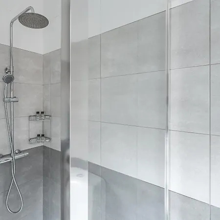 Prázdninový dům Guestready - Modern Duplex, Neo-classical Building