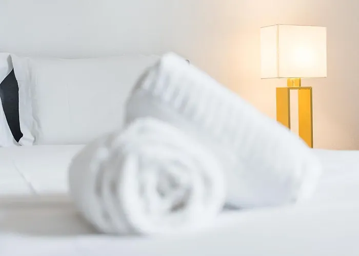 펜션 Guestready - Modern Duplex, Neo-classical Building