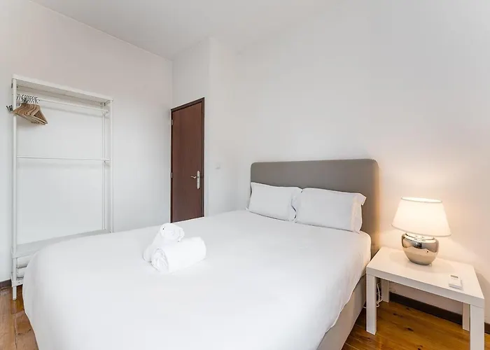 Guestready - Modern Duplex, Neo-classical Building 펜션 *